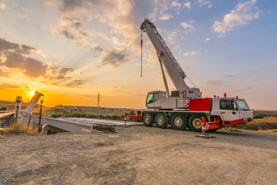 Things you should consider with Sydney crane hire services